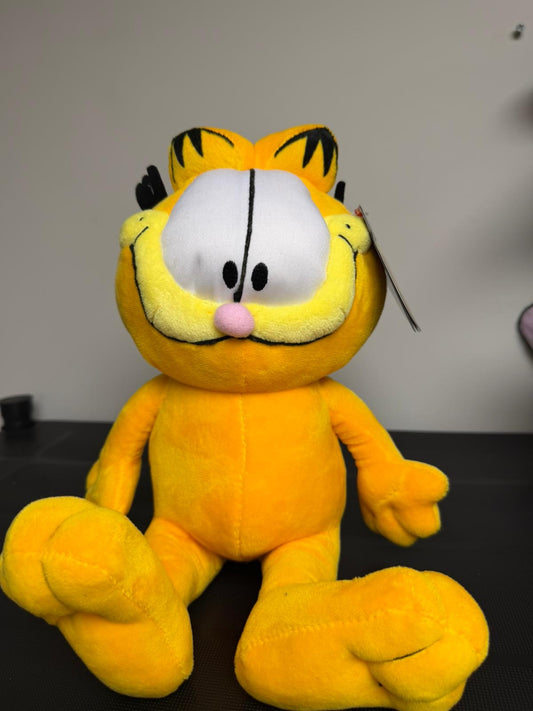 גרפילד מחייך